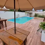 Apartamento aconchegante com piscina e TV a cabo.