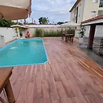 Apartamento aconchegante com piscina e TV a cabo.